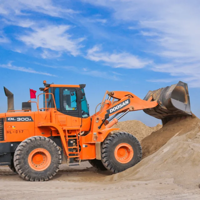 Bauleitungsszene mit Plänen und Werkzeug auf der Baustelle.