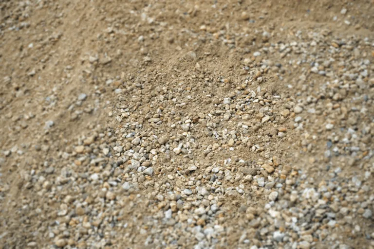 Erdaushub und Baggerarbeit auf einer Baustelle.